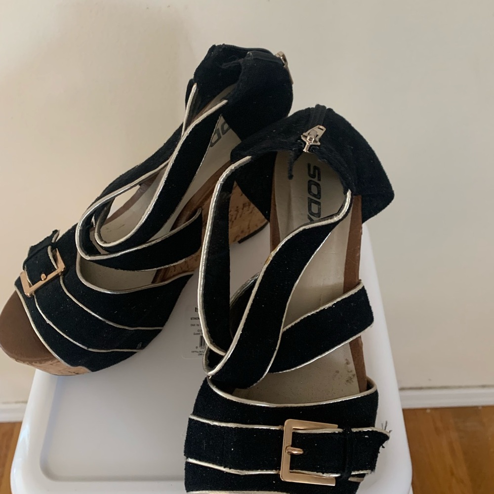 Soda Women's Black Strappy platform Sandals, size 39